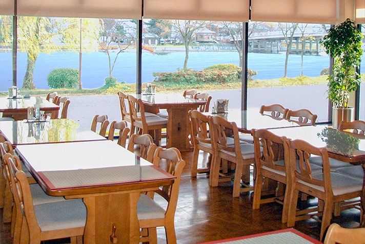 館内レストラン LaCOSSO